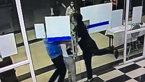 Người nhà bệnh nhân hành hung bảo vệ khi được nhắc nhở phòng dịch