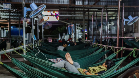 Báo nước ngoài lý giải Việt Nam chống dịch COVID-19 thành công, tại sao người lao động vẫn gặp khó