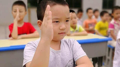 Đề bài yêu cầu "viết văn miêu tả cuộc sống của ai đó": Cậu bé tiểu học "ngoáy" đúng 2 dòng, cô giáo đọc xong cười muốn nín thở!