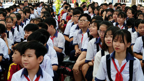 Vì sao 'đẩy' học sinh vào trường khi dịch bệnh vẫn hoành hành?