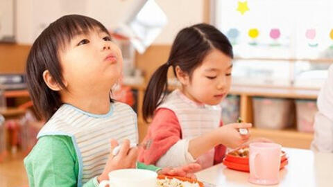 Vì sao ba mẹ nên dạy con biết nói lời cảm ơn và không chê bai đồ ăn?