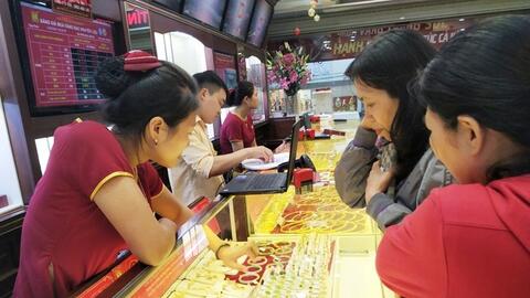 Vàng trong nước dậm chân tại chỗ trong sáng nay