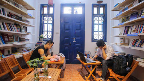 Thư viện miễn phí, khách tự chọn đồ uống và bánh kẹo