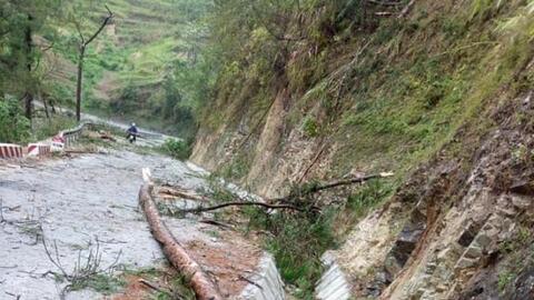 Mưa đá và gió lốc hất tung lều bạt tại chốt chống dịch đồn biên phòng Xín Cái, Hà Giang