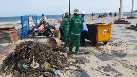 Bãi biển Vũng Tàu ngập trong hàng tấn rác