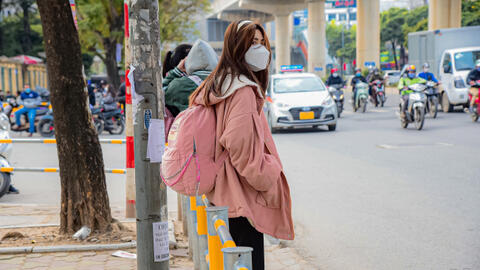 Rào chắn ngăn xe máy gây khó cho người đi bộ