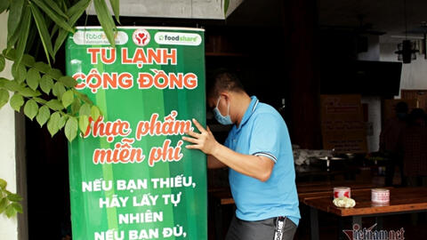 Ấm lòng với chiếc "Tủ lạnh cộng đồng" hỗ trợ thực phẩm cho bà con giữa Sài thành
