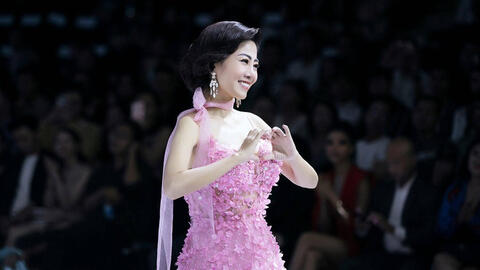 Đấu giá chiếc váy Mai Phương từng mặc, dành toàn bộ số tiền cho bé Lavie