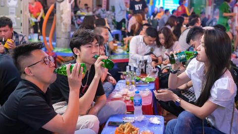 Hà Nội tạm dừng các cơ sở dịch vụ ăn, uống từ 12h ngày 25/5