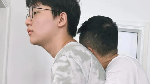 Bức ảnh hai bố con "Bố ơi mình đi đâu thế" khiến người hâm mộ "lịm tim": Bao nhiêu đứa trẻ mong được như thế!