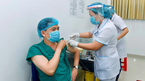 Bộ Y tế yêu cầu 63 tỉnh/thành rà soát khẩn đối tượng ưu tiên, miễn phí tiêm vaccine COVID-19