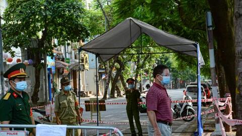 Xe tải, xe máy xếp hàng tiếp tế lương thực cho 2 phường trung tâm Hà Nội đang bị phong toả