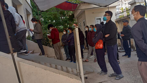 Hà Nội: Người dân xếp hàng chờ test để được ‘công nhận’ F0