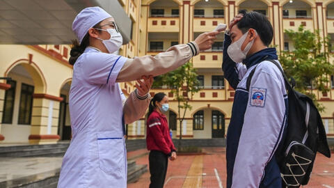 Học sinh ngoại thành Hà Nội đến trường sau 6 tháng nghỉ học