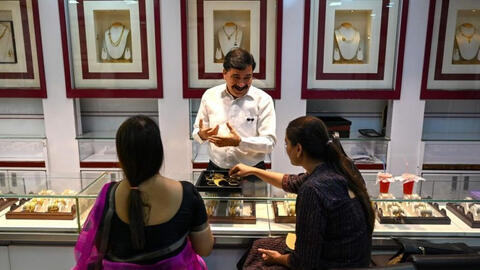 Nhiều gia đình ở Ấn Độ tuyệt vọng bán vàng để tồn tại