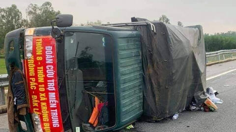 Xe tải chở hàng cứu trợ miền Trung gặp tai nạn, tài xế bị chấn thương sọ não