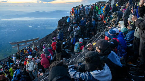 Cảnh tượng khó tin ở núi Phú Sĩ - biểu tượng của nước Nhật: Hàng triệu du khách chen chúc, rác thải ngập ngụa
