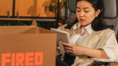 Cô gái bị sa thải khi đòi tăng lương, càng ngạc nhiên khi nhìn thấy lý do đuổi việc sếp đưa ra và quyết tâm kiện đến cùng