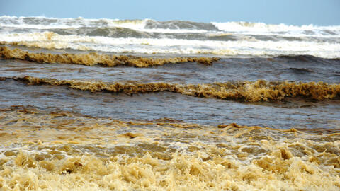 Nước biển Quảng Ngãi nổi bọt vàng, đục ngầu và có mùi hôi