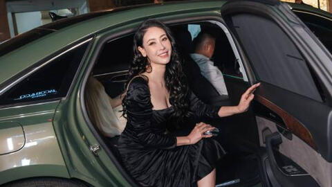 Hoa hậu Hà Kiều Anh diện đầm đen, đeo trang sức triệu đô dự sự kiện, nhan sắc tuổi 48 gây bất ngờ