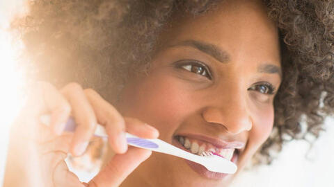 4 dấu hiệu cho thấy bạn đánh răng sai và cách khắc phục