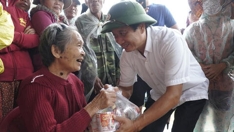Ông Đoàn Ngọc Hải vận chuyển hàng trăm hộp thịt, cá, sữa đặc vào cứu trợ miền Trung