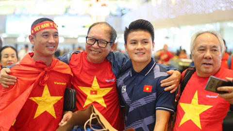 Đội tuyển bóng nam và nữ Việt Nam lên đường về nước