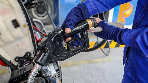 Giá xăng tăng mạnh, lên gần 21.000 đồng/lít