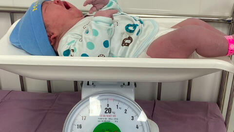 Quảng Ninh: Bé gái nặng 5,3kg chào đời