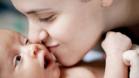 Cao điểm dịch corona: Cẩn thận với thói quen hôn hít trẻ