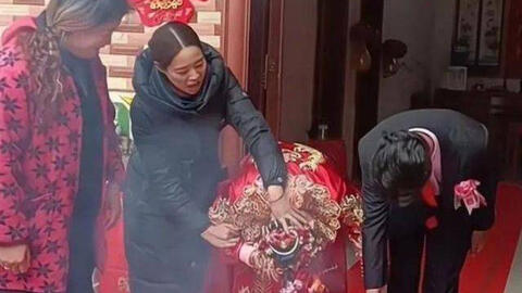 Đang bái đường thành thân, người cô bất ngờ làm hành động chứa đựng ý nghĩa "thâm thúy" khiến cô dâu tái mặt, chú rể giận dữ trừng mắt