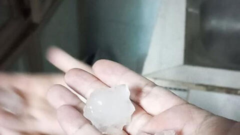 Xuất hiện mưa đá bất thường tại TP.HCM