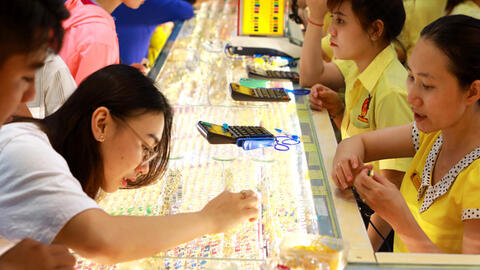 Vàng lặn sóng ngày cuối tuần