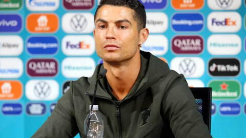 Hành động gạt chai nước Coca-Cola của Ronaldo khiến UEFA không vừa mắt