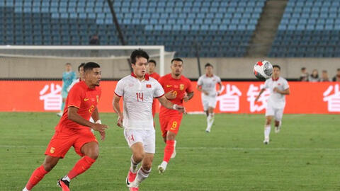 Chứng kiến tuyển Việt Nam ban bật đẳng cấp ở hiệp đầu tiên, phóng viên Trung Quốc ngỡ ngàng: Họ chơi như Nhật Bản vậy