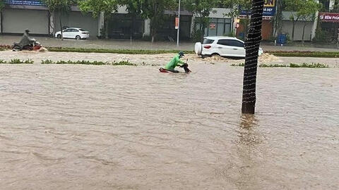 Nhiều tuyến đường ở TP Lào Cai ngập sâu hơn một mét