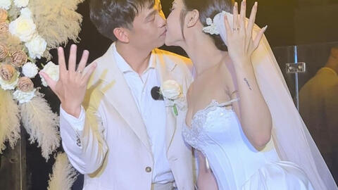 Cựu cầu thủ U23 Việt Nam tung bộ ảnh cưới ngọt ngào với vợ xinh đẹp