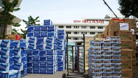 Xe tải nối đuôi nhau chở hàng ủng hộ các y bác sĩ tuyến đầu chống dịch ở Đà Nẵng