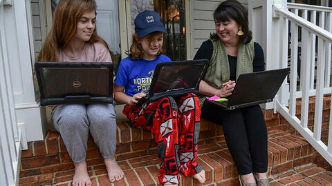 Một trường học ở Mỹ cấm học sinh mặc đồ ngủ khi học online