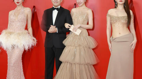 Thảm đỏ Wechoice Awards 2023: Chi Pu diện đầm xuyên thấu đọ dáng "cực gắt" bên Thùy Tiên, vợ chồng Trấn Thành - Hari Won