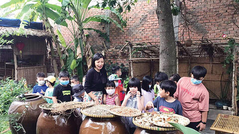 Nghề “dắt trẻ đi chơi”: Có thực sự dễ dàng?