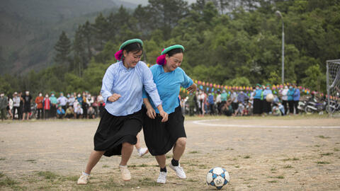 Nữ cầu thủ 16 tuổi mặc váy đá bóng ở lễ hội Soóng Cọ