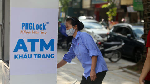ATM khẩu trang ở Hà Nội trong ngày hoạt động đầu tiên