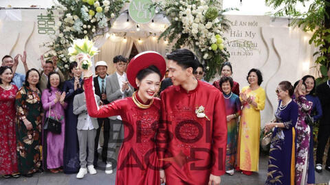 Cô dâu Doãn HảI My xinh đẹp rực rỡ trong trang phục áo dài đỏ, khoá môi chú rể Đoàn Văn Hậu trong lễ vu quy