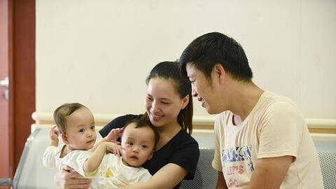 Truyền thông quốc tế đưa tin về ca đại phẫu tách hai bé gái song sinh dính liền