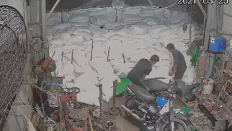 Sự cố hy hữu của xe tải chở gạo Việt Nam lên báo Anh