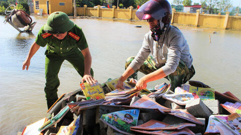 Giáo viên lội nước vớt sách vở, đồ dùng cho học sinh sau khi lũ rút