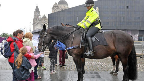Kỵ binh ở các quốc gia trên thế giới cũng phải đối mặt với việc dọn phân ngựa thế nào?
