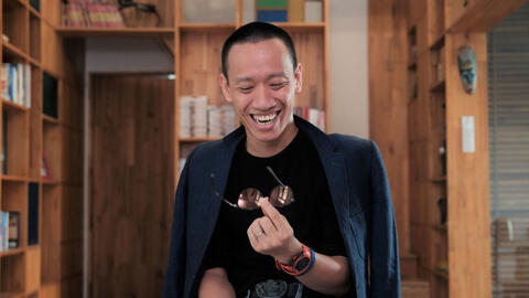 “Đừng tiêu tiền vì người khác”: Bài học của vlogger từng “mua cả núi” sơ mi và cravat vì nỗi sợ không được tôn trọng