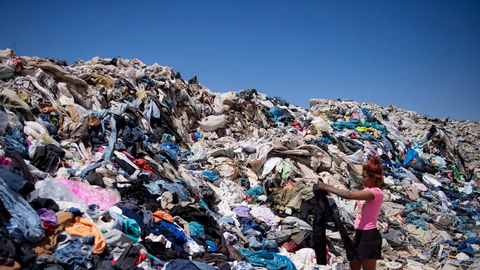 Quần áo chất như núi trên sa mạc Chile